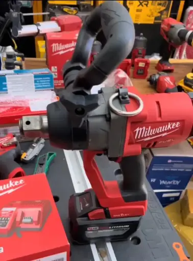 Llave de Impacto Milwaukee 1" Compacta 